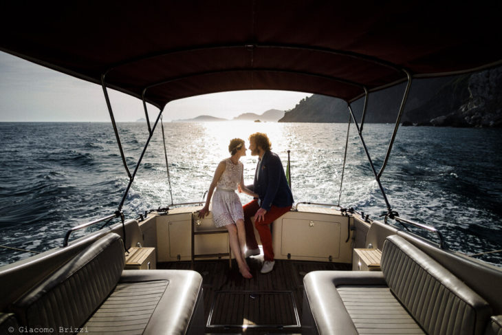 Foto suggestiva sposi in barca al Matrimonio di Ameglia
