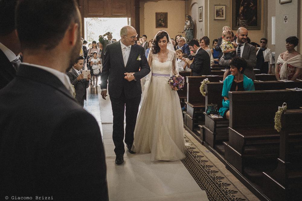 La sposa acoompagnata all'altare fotografo matrimonio Castello di Paderna a Pontenure