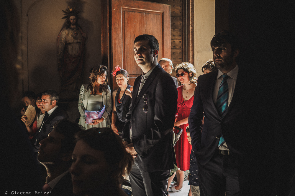 Una foto degli invitati in chiesa fotografo matrimonio Castello di Paderna a Pontenure