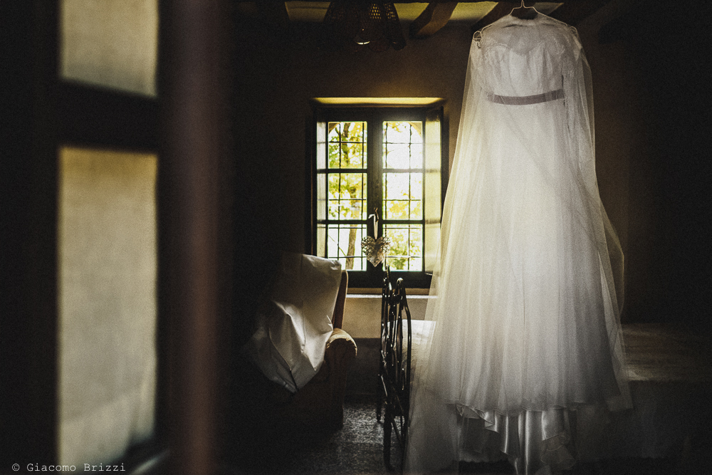 L'abito della sposa fotografo matrimonio Castello di Paderna a Pontenure
