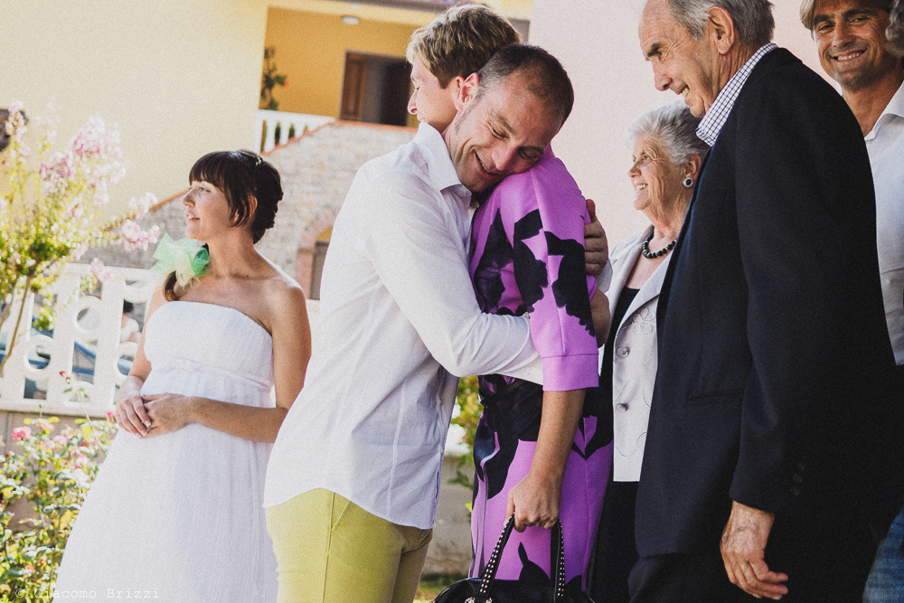 Un abbraccio con lo sposo, fotografo matrimonio Sarzana, Liguria