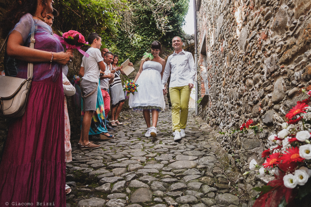 Gli sposi camminano lungo la discesa, fotografo matrimonio Sarzana, Liguria