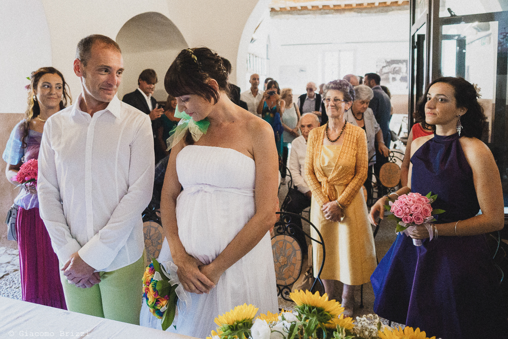 Lo sguardo innamorato dello sposo verso la sua sposa, fotografo matrimonio Sarzana, Liguria