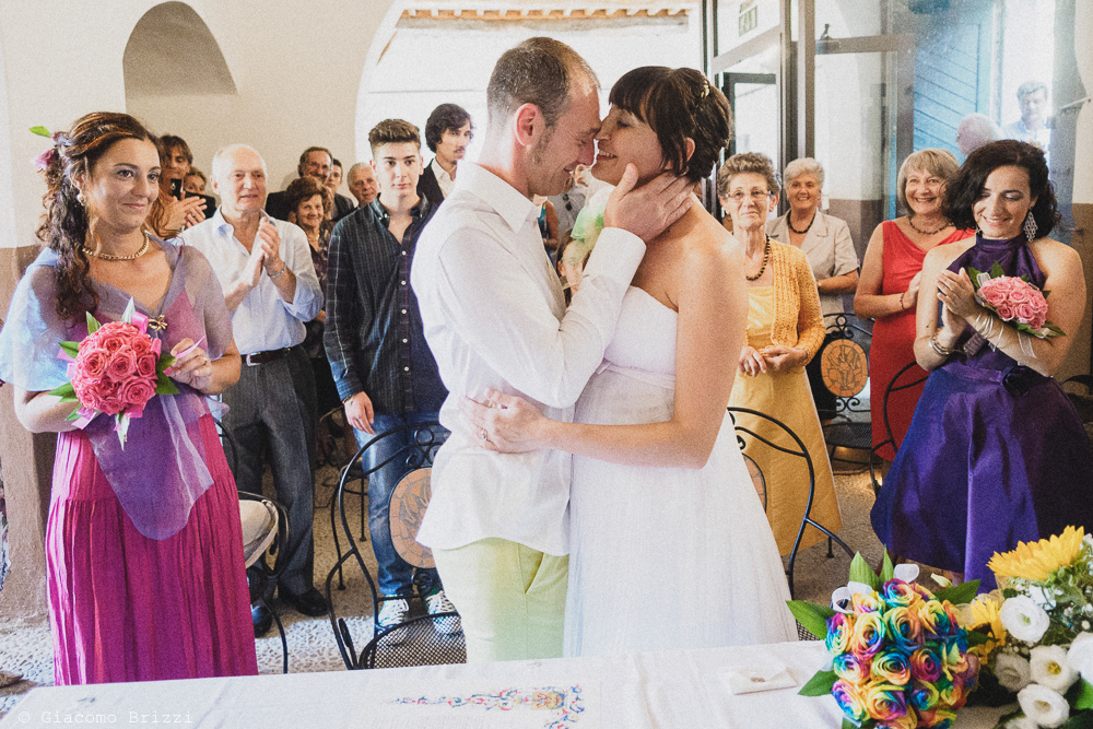 Il bacio degli sposi all'altare, fotografo matrimonio Sarzana, Liguria