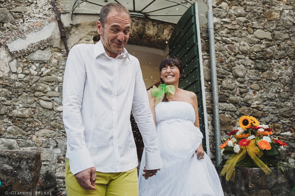 Gli sposi escono dalla chiesa, fotografo matrimonio Sarzana, Liguria