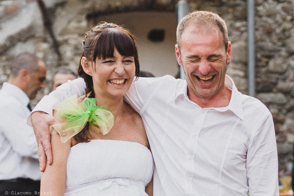 Gli sposi sorridenti sono abbracciati, fotografo matrimonio Sarzana, Liguria