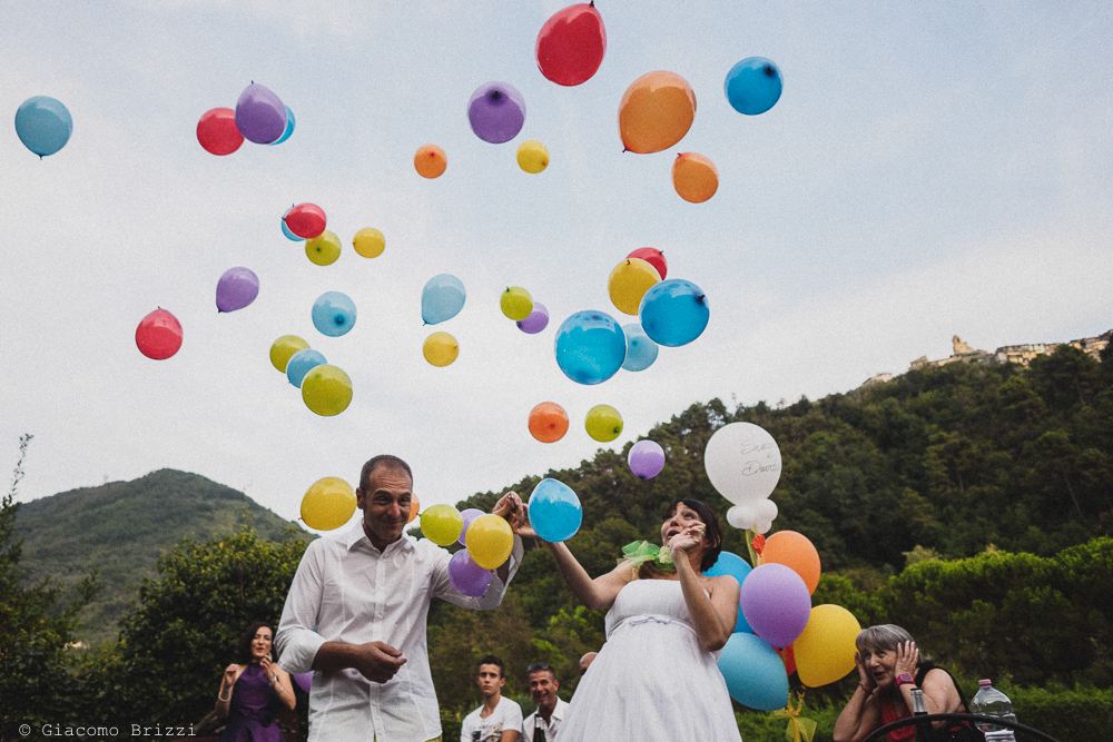 Si fanno volare i palloncini colorati, fotografo matrimonio Sarzana, Liguria
