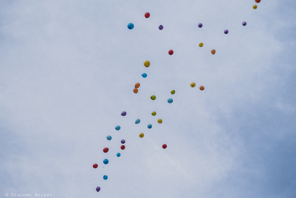 I palloncini colorati volano nel cielo blu, fotografo matrimonio Sarzana, Liguria
