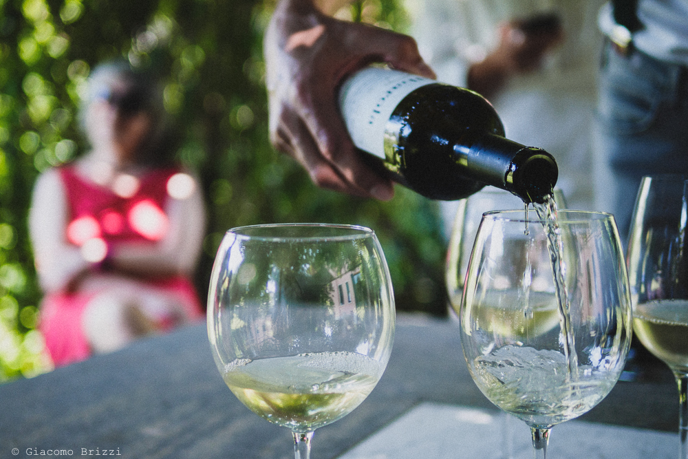 Dettaglio su versare vino nei calici, fotografo matrimonio Sarzana, Liguria