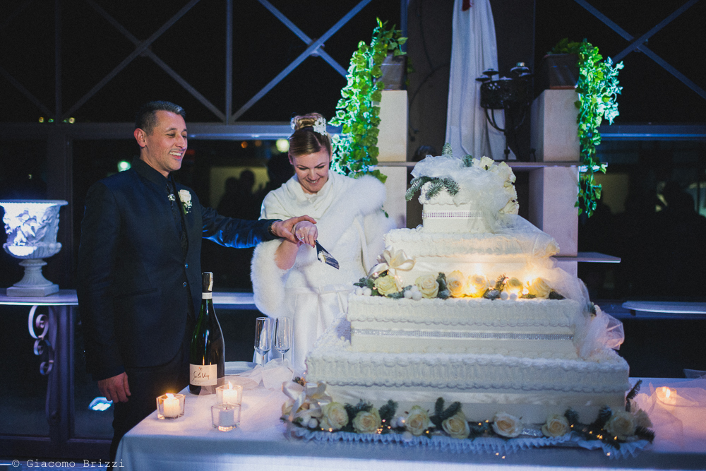 Gli sposi tagliano la torta al matrimonio massa carrara