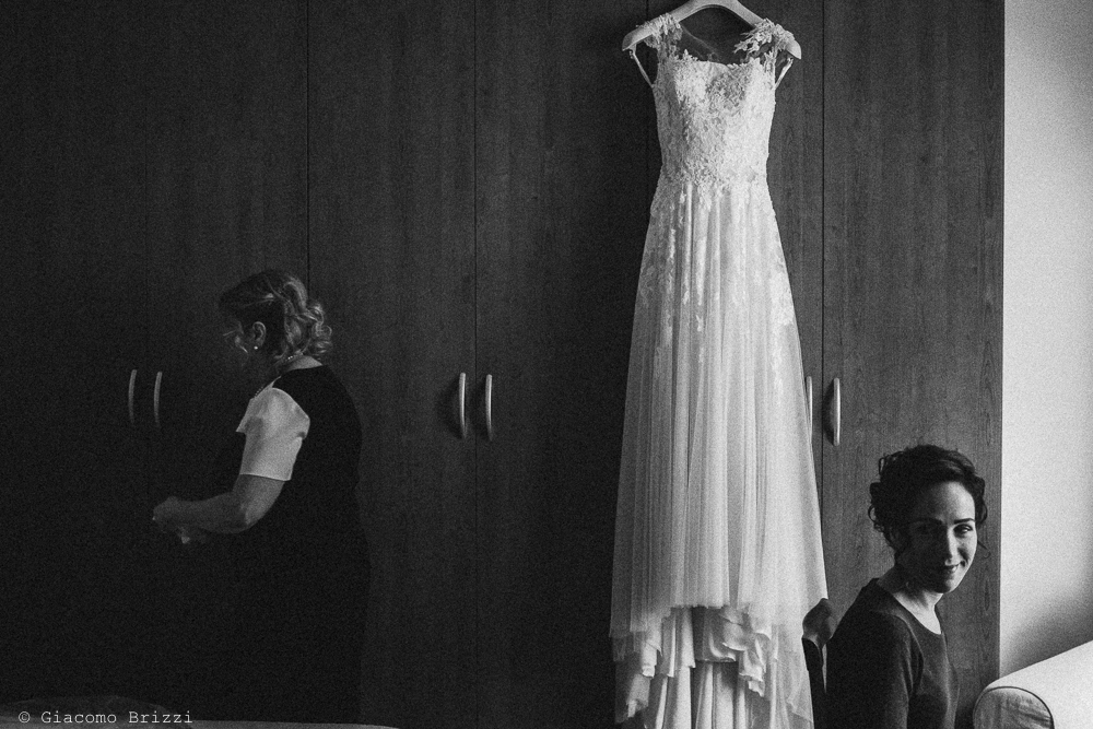 Un inquadratura sull'abito della sposa, fotografo ricevimento matrimonio a pisa, palazzo dei dodici