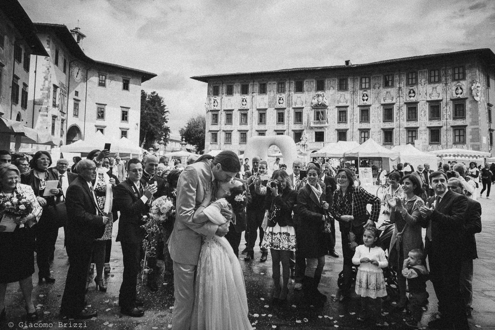 Gli sposi si baciano fuori il palazzo, fotografo ricevimento matrimonio a pisa, palazzo dei dodici