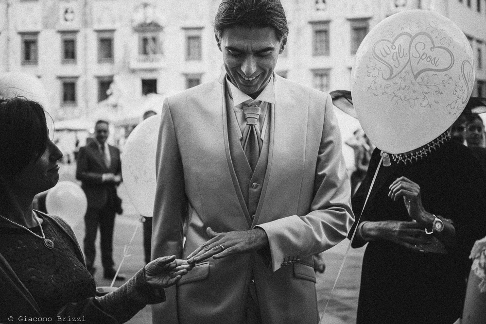 Lo sposo mostra orgoglioso la fede al dito, fotografo ricevimento matrimonio a pisa, palazzo dei dodici