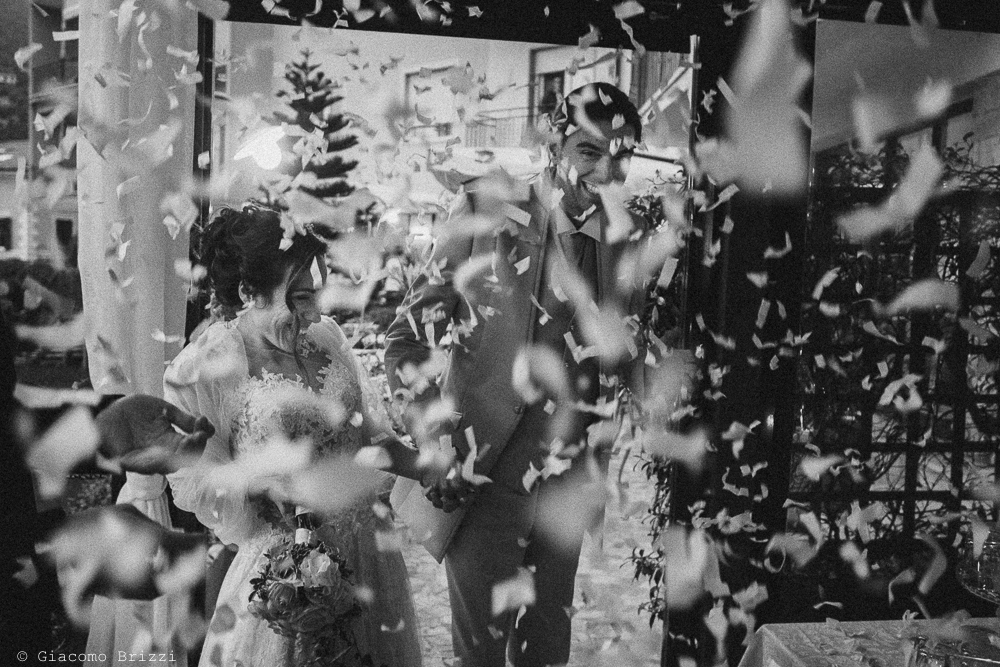 Gli sposi sotto una pioggia di petali, fotografo ricevimento matrimonio a pisa, palazzo dei dodici