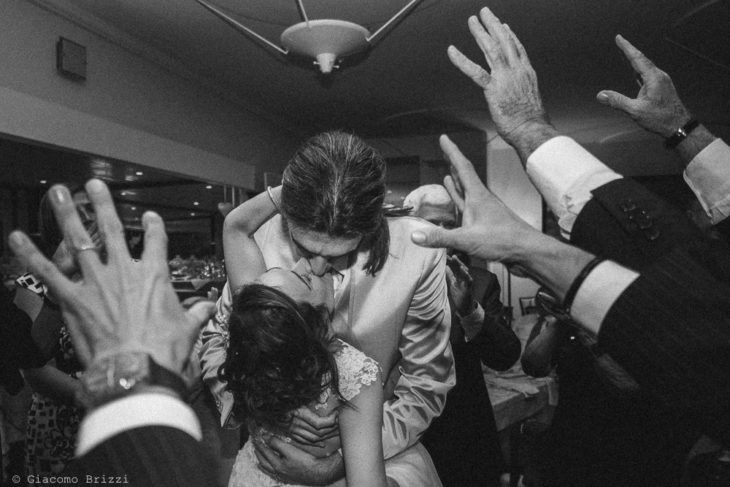 Il bacio appassionato degli sposi, fotografo ricevimento matrimonio a pisa, palazzo dei dodici