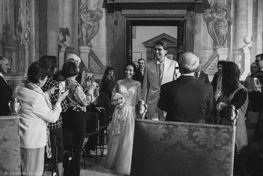 Gli sposi nella sala della cerimonia, fotografo ricevimento matrimonio a pisa, palazzo dei dodici
