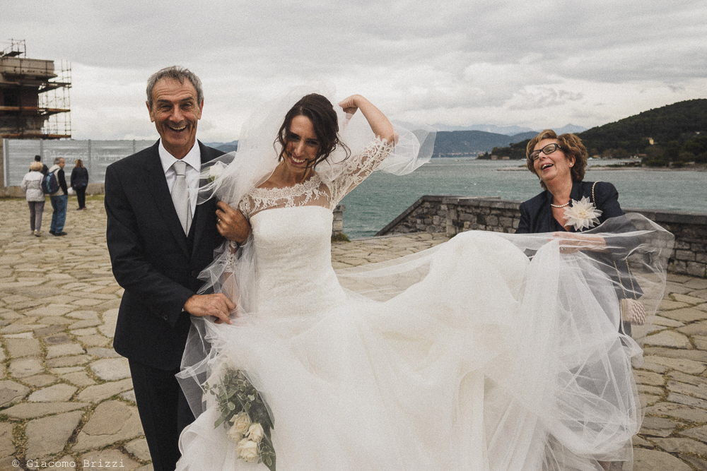 La sposa verso la chiesa, fotografo matrimonio ricevimento hotel europa, lerici