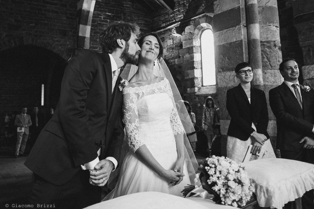 Lo sposo bacia la sposa, fotografo matrimonio ricevimento hotel europa, lerici
