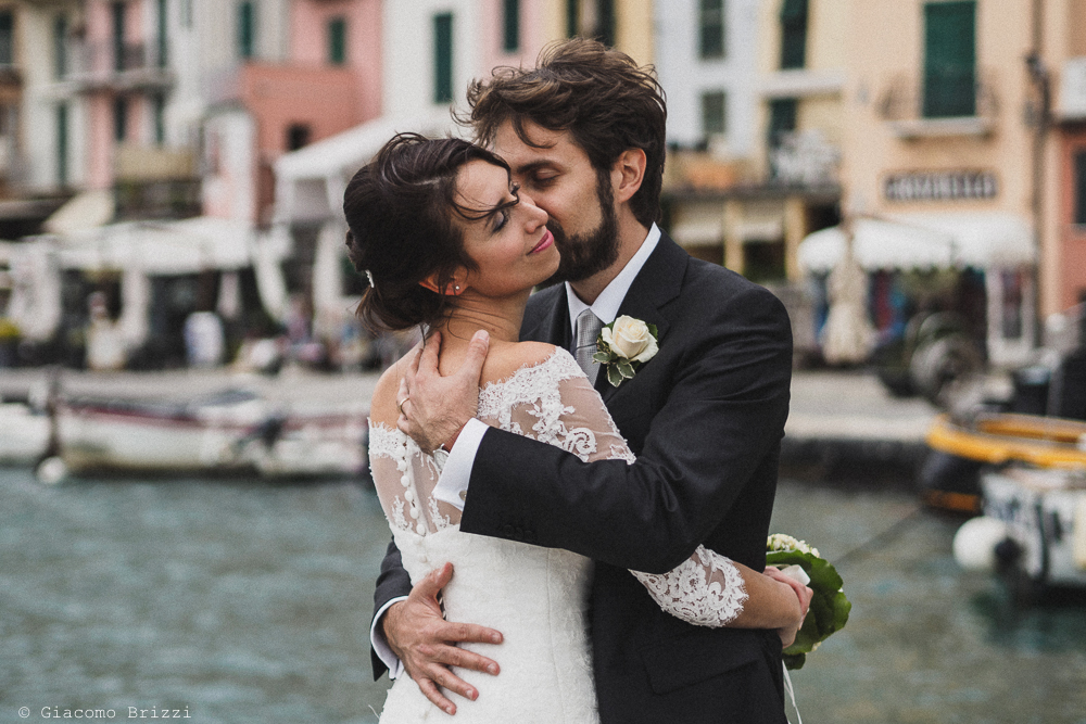 Gli sposi abbracciati si baciano, fotografo matrimonio ricevimento hotel europa, lerici