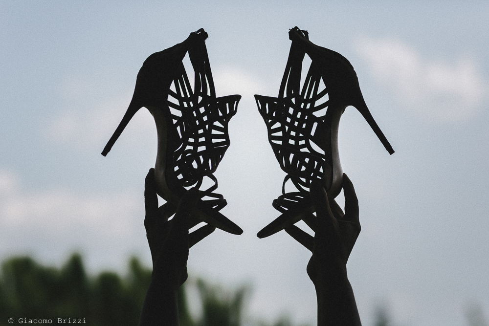 Dettaglio scarpe della sposa in controluce matrimonio viareggio la costa dei barbari