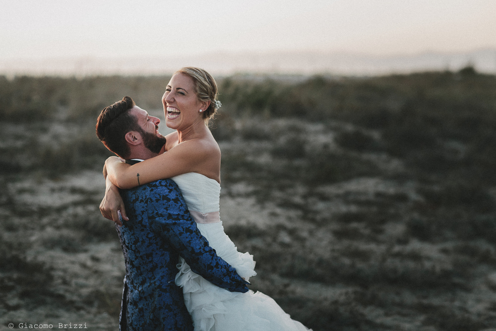 Foto abbraccio tra gli sposi matrimonio viareggio la costa dei barbari