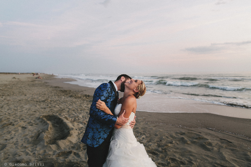 Sposo bacia la sposa matrimonio viareggio la costa dei barbari
