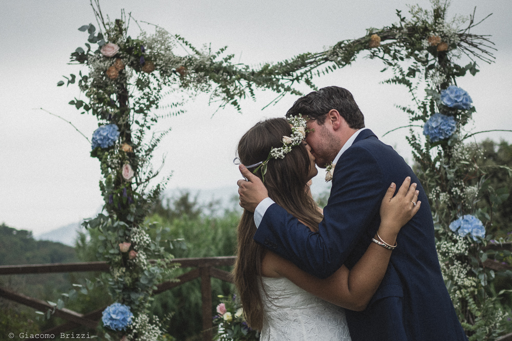 Bacio tra gli sposi, fotografo matrimonio ricevimento la ginestra, finale ligure