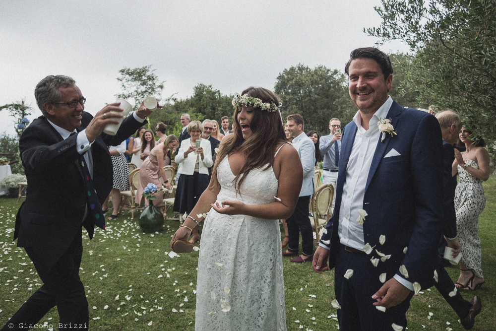 Gli sposi sono festeggiati con petali di fiori, fotografo matrimonio ricevimento la ginestra, finale ligure