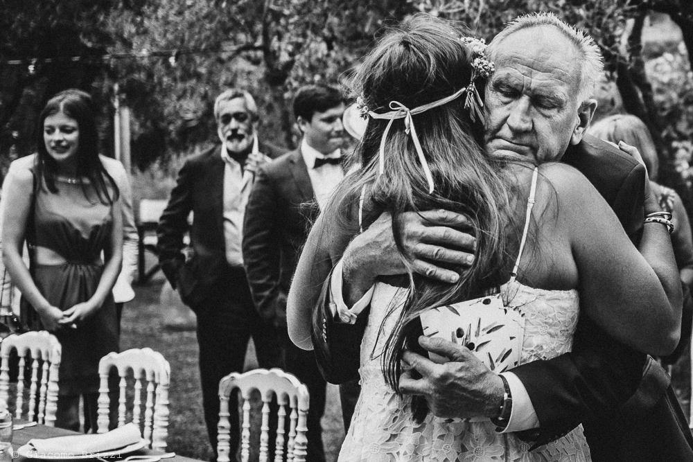 Un abbraccio alla sposa, fotografo matrimonio ricevimento la ginestra, finale ligure