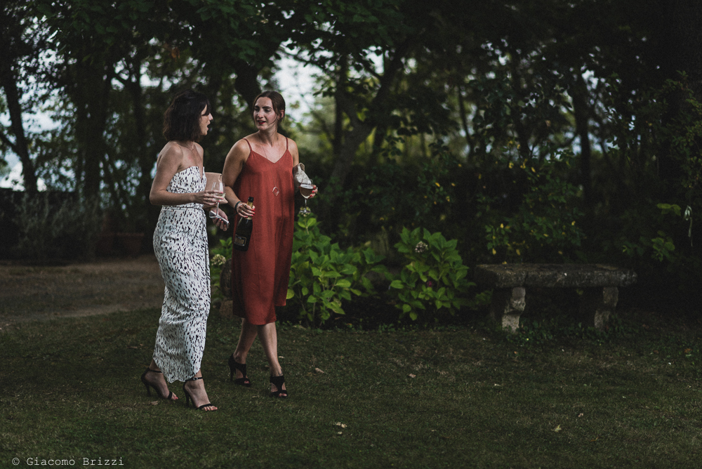 Due donne passeggiano, fotografo matrimonio ricevimento la ginestra, finale ligure
