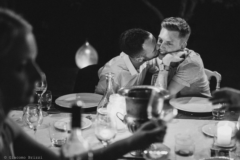 Un bacio tra gli invitati del ricevimento, fotografo matrimonio ricevimento la ginestra, finale ligure