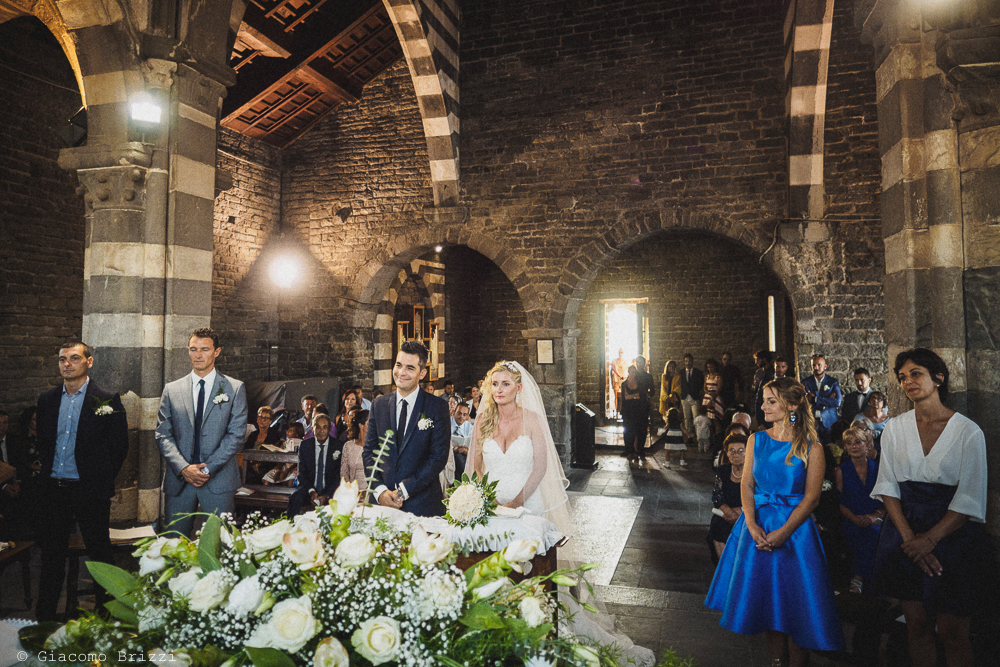 Primo piano sugli sposi durante la cerimonia, fotografo matrimonio ricevimento le terrazze, portovenere