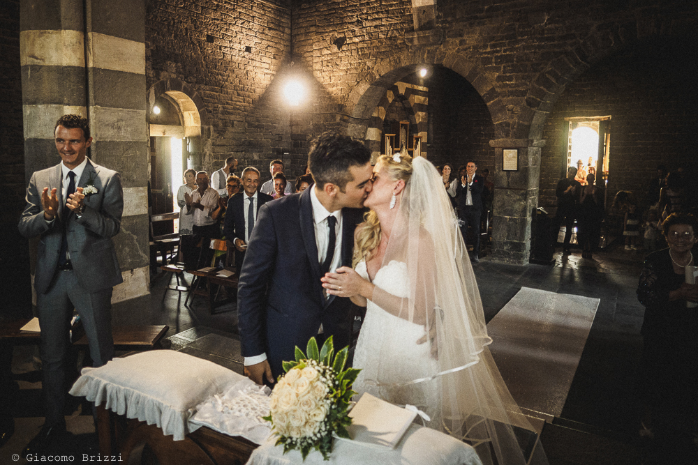 Gli sposi si baciano sull'altare, fotografo matrimonio ricevimento le terrazze, portovenere