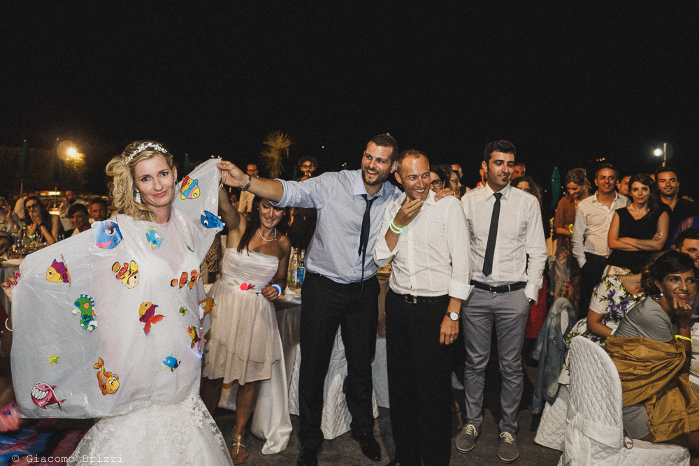 La sposa tra gli invitati, fotografo matrimonio ricevimento le terrazze, portovenere