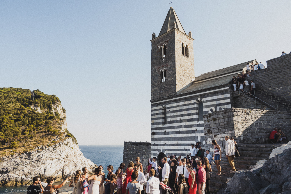 Un inquadratura generale degli invitati davanti la chiesa, fotografo matrimonio ricevimento le terrazze, portovenere