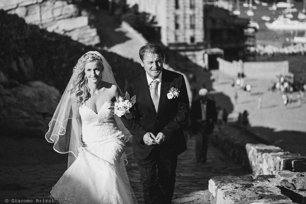 La sposa giunge in chiesa, fotografo matrimonio ricevimento le terrazze, portovenere