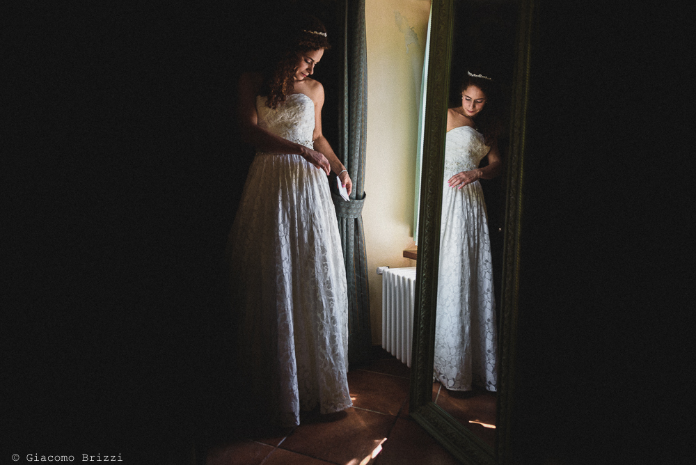 La sposa riflessa nello specchio, fotografo matrimonio ricevimento ponte del vegnuti, ceserano