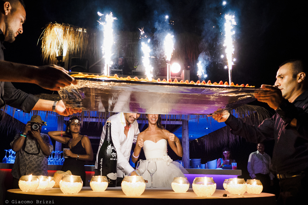 L'arrivo della torta nuziale, fotografo matrimonio ricevimento Sunset, Forte dei Marmi