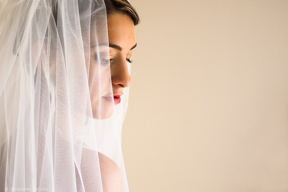 Primo piano sulla sposa di profilo, fotografo matrimonio ricevimento Sunset, Forte dei Marmi
