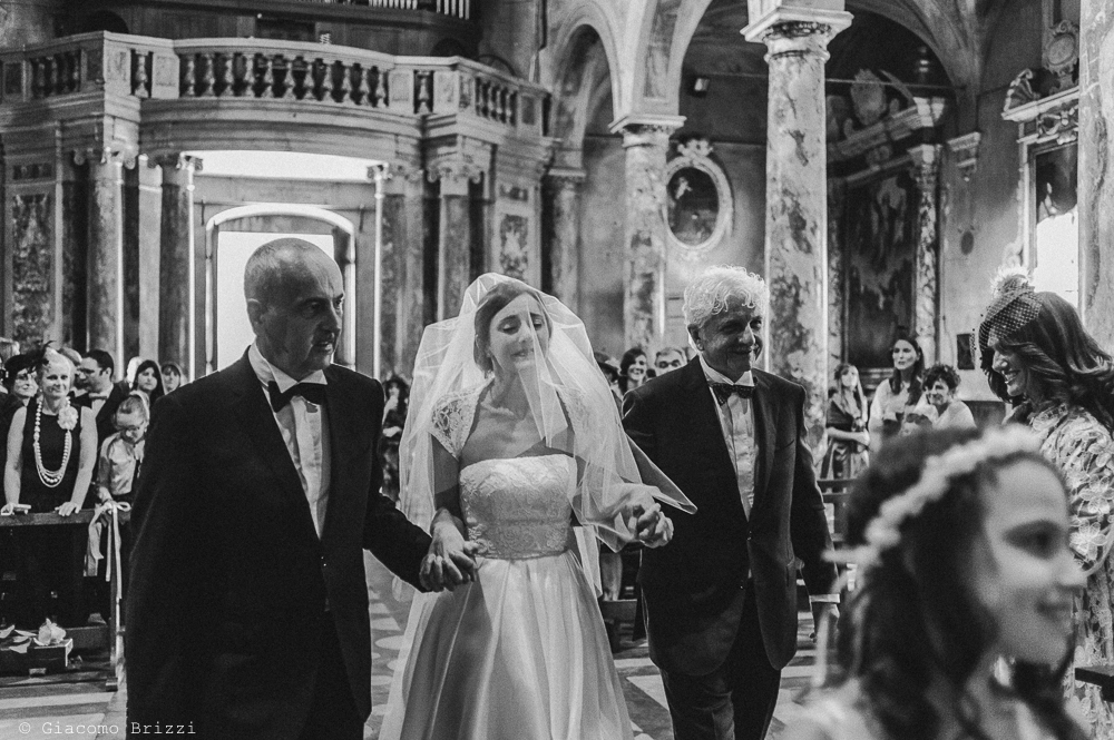 La sposa arriva all'altare, fotografo matrimonio ricevimento villa fanini, Lucca