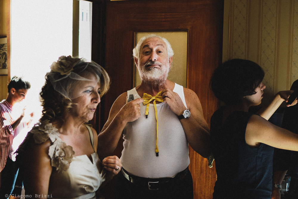 Dettaglio sugli invitati durante i preparativi, fotografo matrimonio ricevimento villa fanini, Lucca