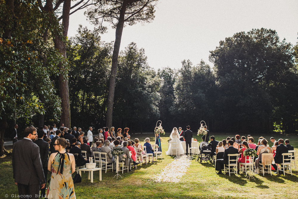 Foto d'insieme della cerimonia che si svolge in giardino, fotografo matrimonio ricevimento villa le molina, san giuliano terme