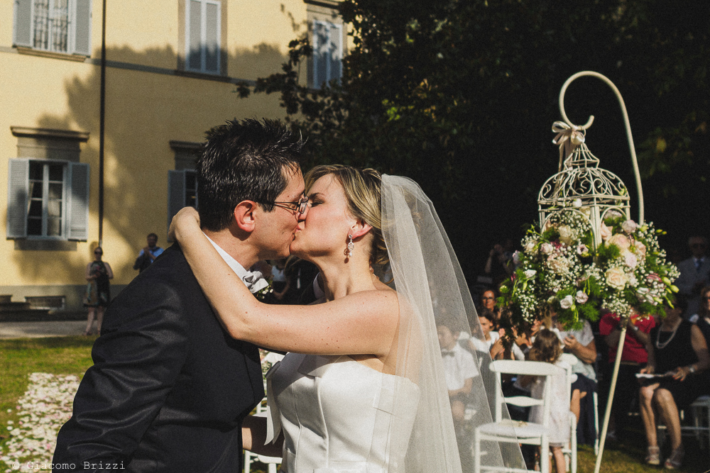 Un bacio tra i due novelli sposi, fotografo matrimonio ricevimento villa le molina, san giuliano terme