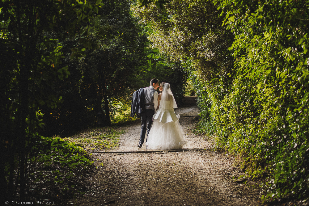 I due sposi passeggiano per i viali del giardino, fotografo matrimonio ricevimento villa le molina, san giuliano terme