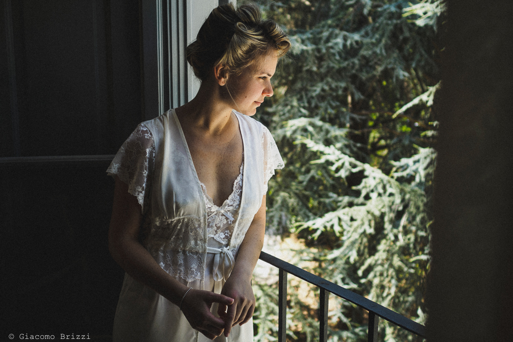 La sposa si affaccia dal balcone, fotografo matrimonio ricevimento villa le molina, san giuliano terme