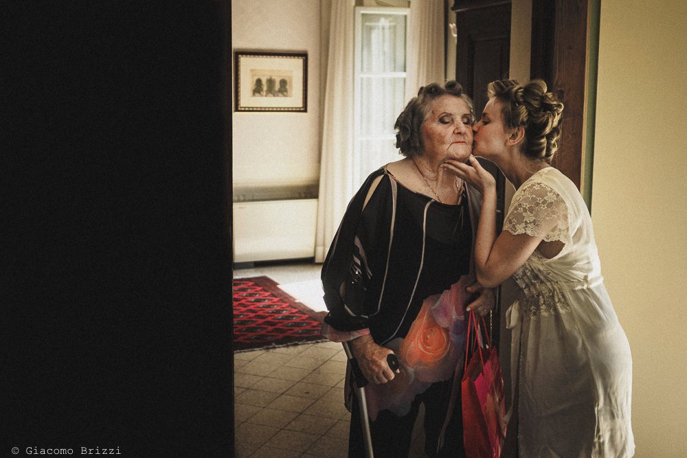 La sposa da un bacio alla sua mamma, fotografo matrimonio ricevimento villa le molina, san giuliano terme