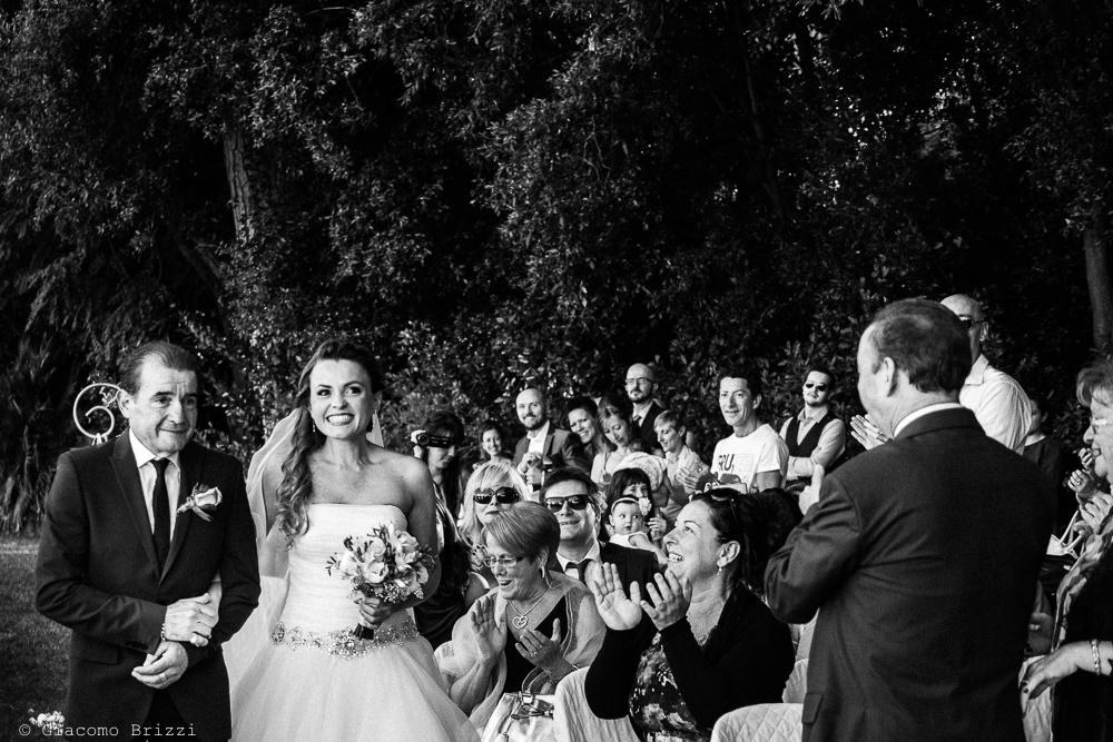 La sposa raggiunge la cerimonia, fotografo matrimonio ricevimento Villa Orlando, Versilia