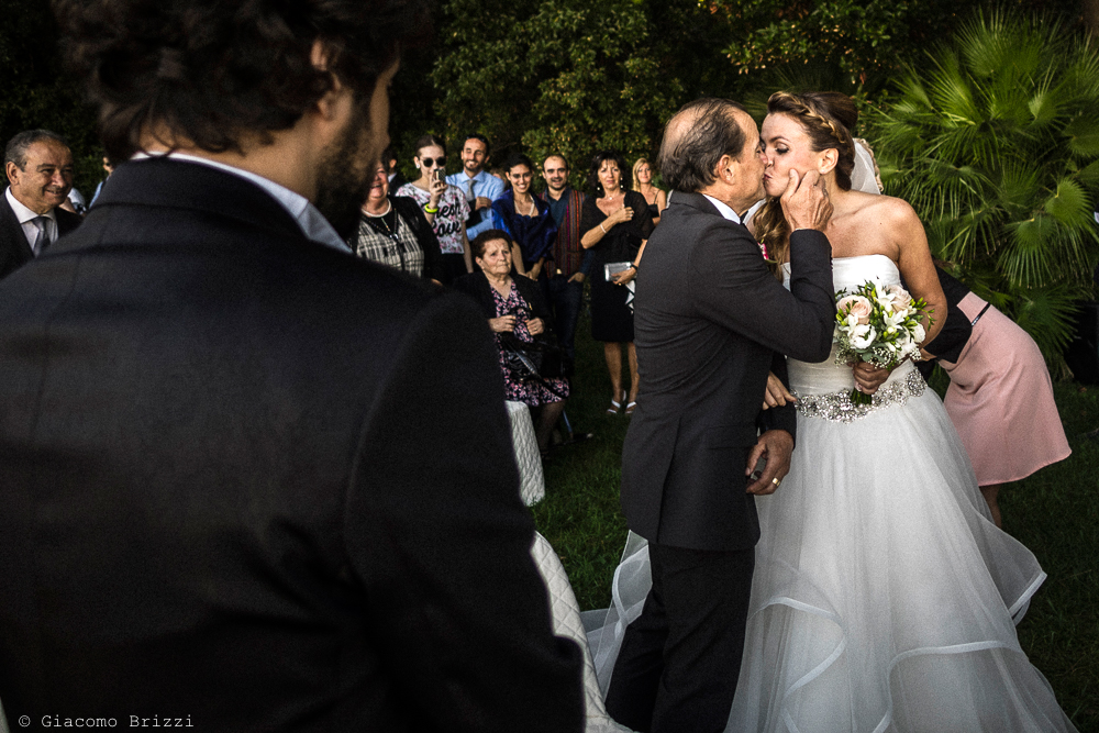 Bacio con la sposa, fotografo matrimonio ricevimento Villa Orlando, Versilia