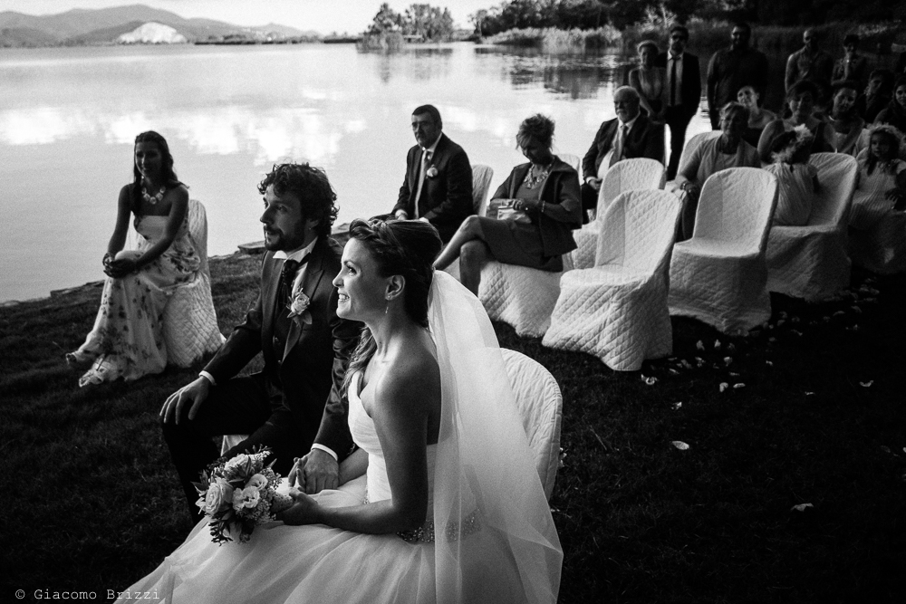 Gli sposi seduti durante la cerimonia, fotografo matrimonio ricevimento Villa Orlando, Versilia