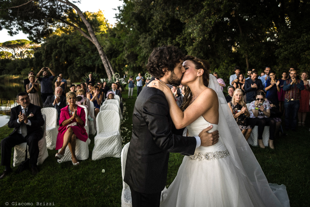 Il bacio tra gli sposi, fotografo matrimonio ricevimento Villa Orlando, Versilia